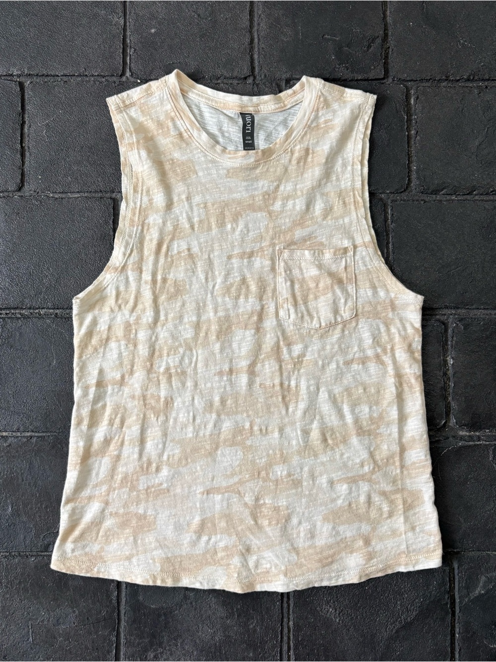 Vuori Women's Sunset Tank Top High Neck in Bisque Tan
Camo Print Size Small